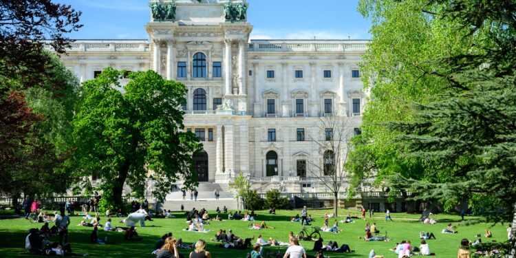 Beč nastavlja da se zadužuje i obustavlja projekte