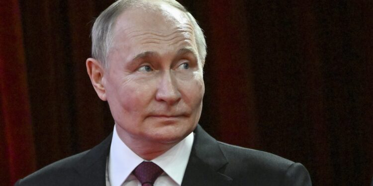 Putin položio cveće na spomenik Minjinu i Požarskom povodom Dana nacionalnog jedinstva (VIDEO)
