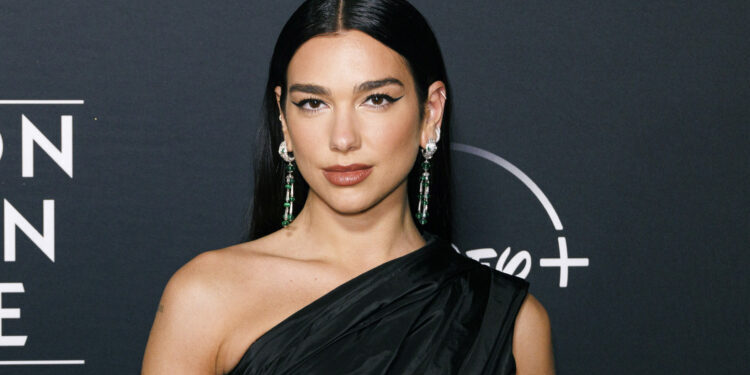 Dua Lipa u nikad kraćoj haljini (FOTO)