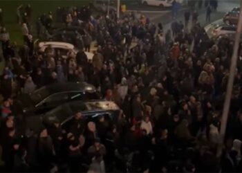 Napeto ispred Beogradske arene: Policija na treningu Partizana