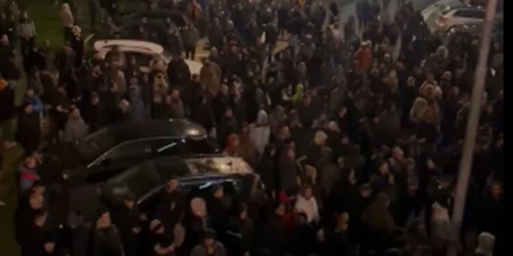 Napeto ispred Beogradske arene: Policija na treningu Partizana
