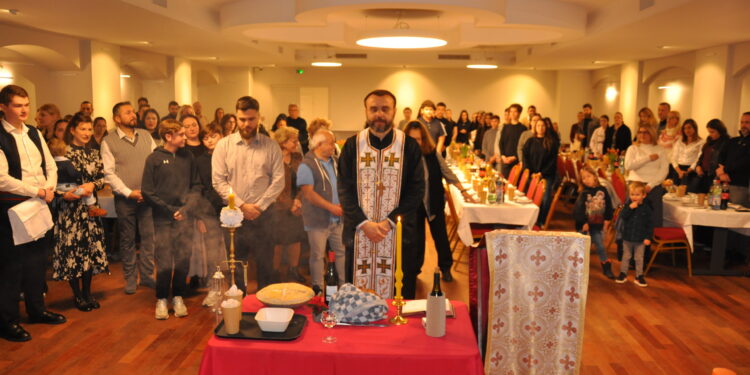 Članovi KUD Izvor iz Pariza obeležili slavu