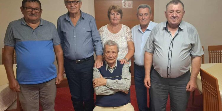 Susret pun emocija: Učitelj iz Broda posle šest decenija ponovo sa svojim učenicima