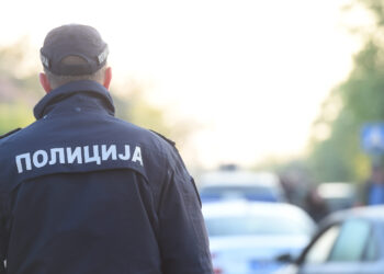Drama u hotelu u Surčinu: Čovek nasrnuo stolicom na muškarca