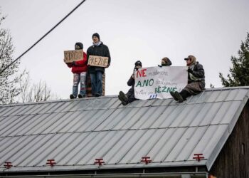 Neverovatne scene: Žitelji na krovovima sprečavaju rušenje naselja u Češkoj