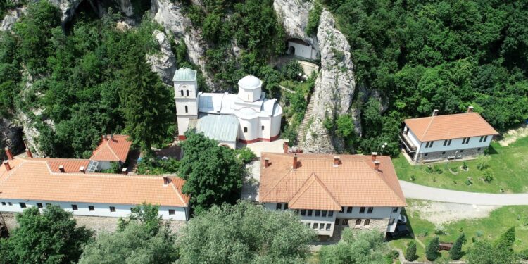 Pet puta uništavan i spaljivan manastir Gornjak se ponovo uzdiže