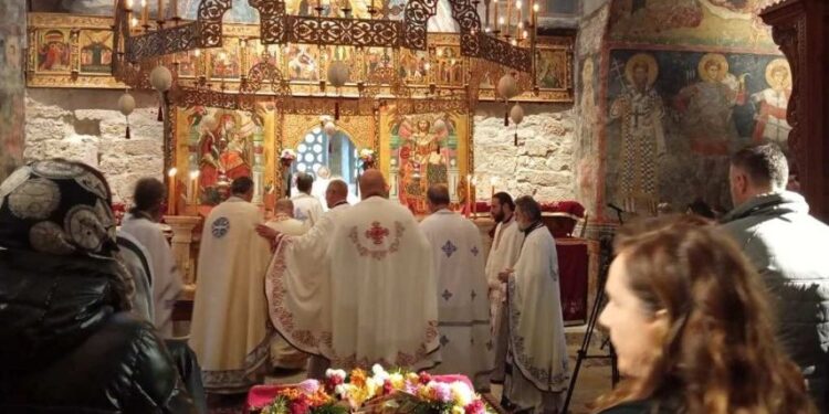 Sveti Arsenije Sremac sabrao narod u srcu srpske svetinje
