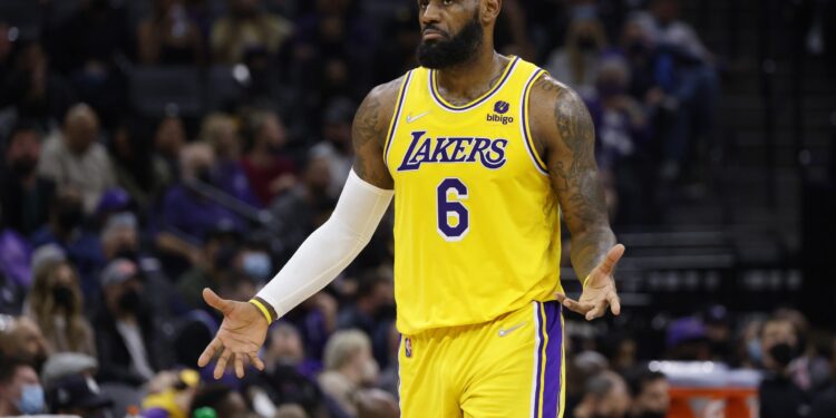 Lebron povredio koleno: „Izbegli smo metak“ (VIDEO)