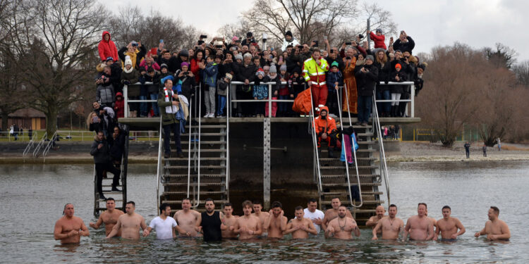 Drugi put nakon 70 godina za Časni krst plivalo se i u Dalmaciji