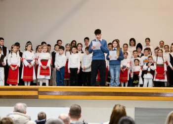 Srpska deca u Italiji pesmom i igrom ponosno brane ćirilicu