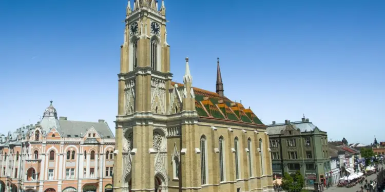 Zapaljena vrata novosadske Katedrale
