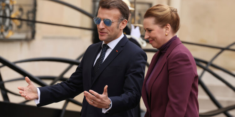 Makron: Jačamo odbranu na Arktiku