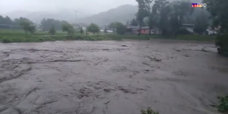 Vatrogasac hrabrim potezom sam izvukao automobil iz nabujale reke u Zvorniku (VIDEO)