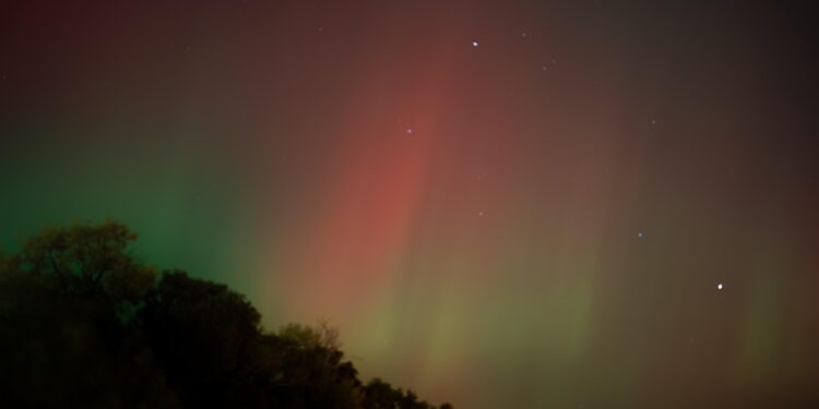 Aurora borealis sinoć obasjala Brač (VIDEO)