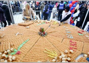 Tradicionalno lomljenje česnice: 33 dukata ispred Hrama