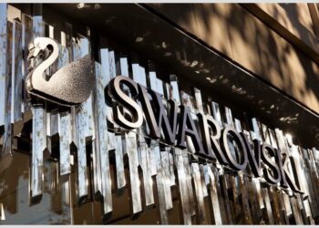 Swarovski: Kristalna plastika i mrvice za radnike