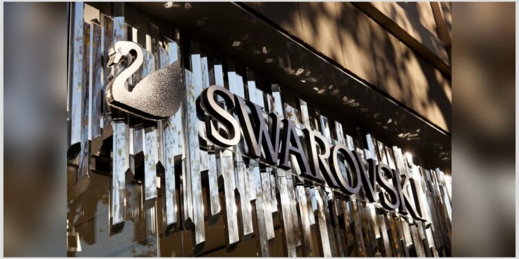 Swarovski: Kristalna plastika i mrvice za radnike