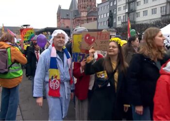 U Nemačkoj održan protest pod nazivom „Budale protiv nacista“