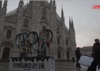 Olimpijska baklja stigla u Milano: Zeleni aktivisti udarili na Sponzore takmičenja