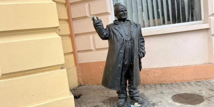 Mitrovčani podigli spomenik simbolu poštenja svog grada – Jusi