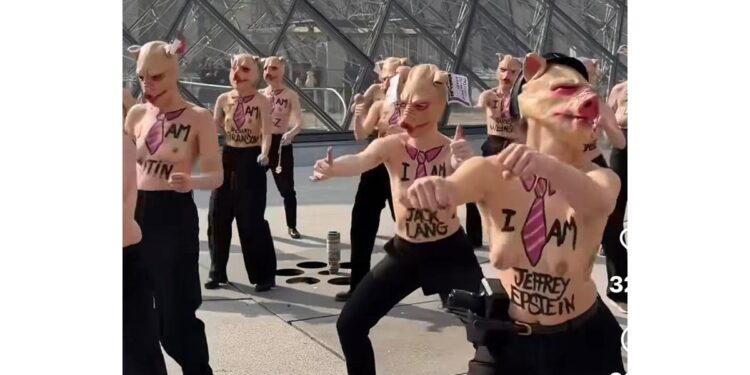 Pariz: Feministkinje obnaženih grudi izvele performas protiv Epstina