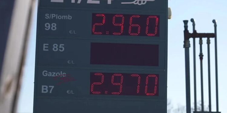 Gorivo skoro 3 evra po litru u Francuskoj: Prevoznici krenuli u blokade