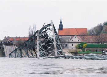 Srbija pamti: 9. dan bombardovanja 1999. godine – Srušen Petrovaradinski most i prva žrtva u Novom Sadu