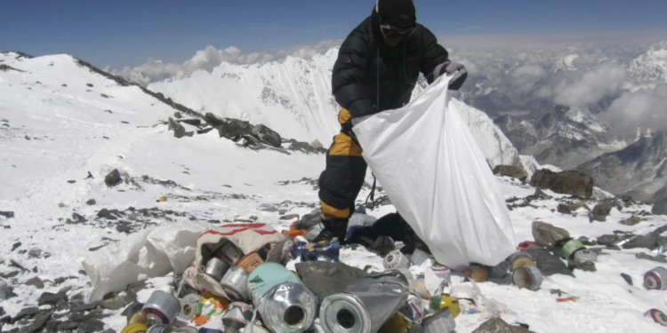 Alpinisti pretvorili Everest u smetlište: Svetski vrh postao deponija