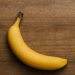 Banana kao oružje: Tinejdžer u Norrkopingu napao šefa švedskog parlamenta!
