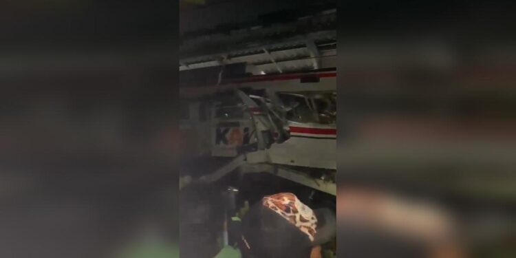 Tragedija u Indoneziji: Najmanje dve osobe poginule u sudaru vozova