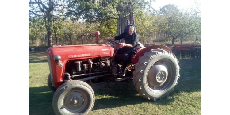 Baka Pavlika (85) i dalje za volanom traktora: „Traktor mi je život“