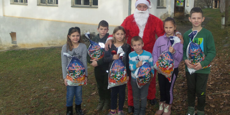 Deda Mraz stigao do zabitih sela