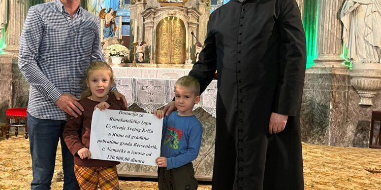 Prijatelji obnavljaju srušeni krst
