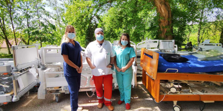 Nevoljnici kucaju, „Vesti“ vrata otvaraju