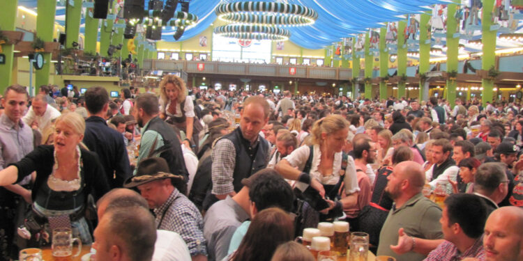 Sa Oktoberfesta u svoju kafanu