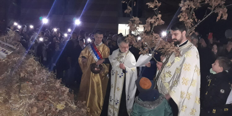 Plamen badnjaka ogrejao srca