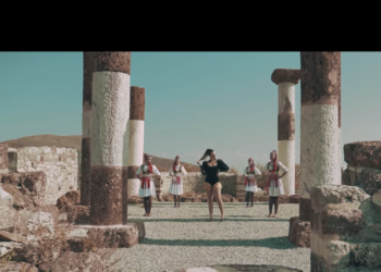 Polugola Albanka snimila spot u Crkvi Svetog Nikole na Novom Brdu (VIDEO)