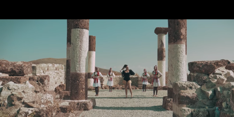 Polugola Albanka snimila spot u Crkvi Svetog Nikole na Novom Brdu (VIDEO)
