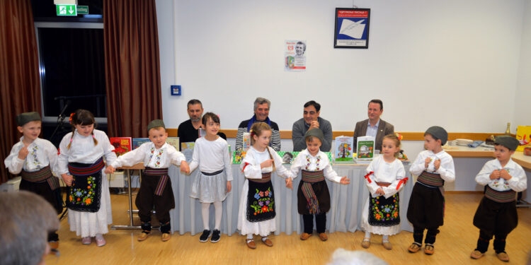 Bajku piše pola veka