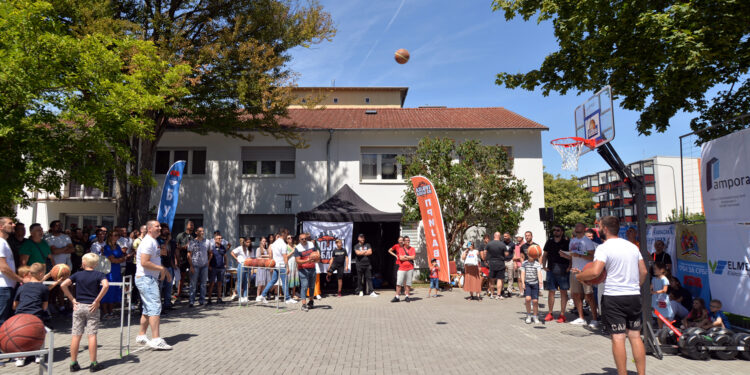 Trojka iz bloka u porti hrama