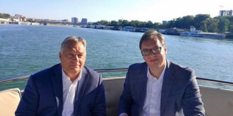 Orban u iznenadnoj poseti Beogradu, sa Vučićem obilazio reke (FOTO)