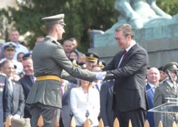 Najuspešniji kadeti Vojske Srbije dobili sablje i paradne bodeže (VIDEO)