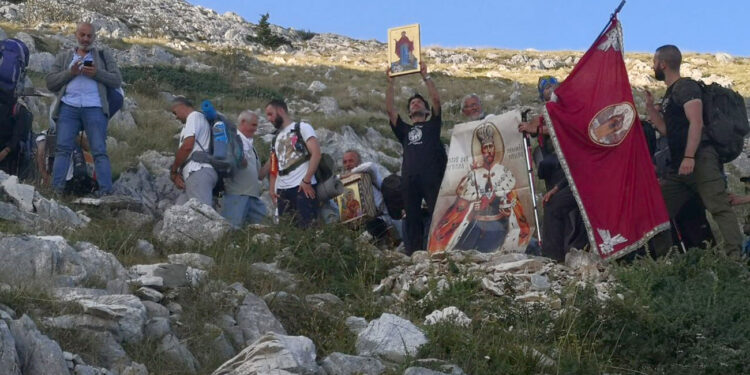 Srpske hodočasnike u pohodu na Svetu Goru „čuvala“ ikona: Uz Bogorodicu na vrh Atosa