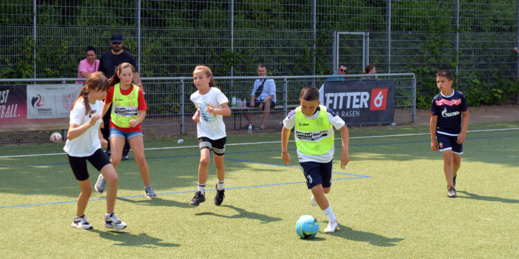 Fudbal vole i devojčice