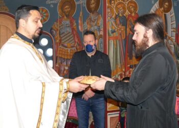 Kolači osveštavani u tri smene