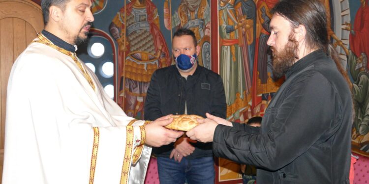 Kolači osveštavani u tri smene