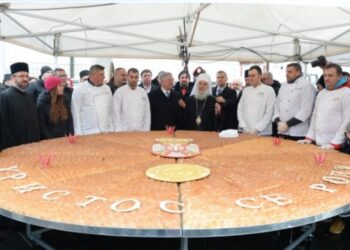 Česnica od 250 kilograma lomljena ispred Hrama Svetog Save (VIDEO)