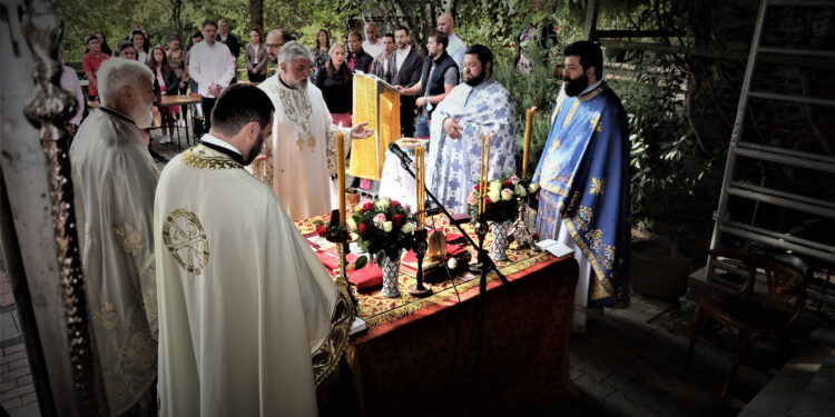 Liturgija u dvorištu hrama