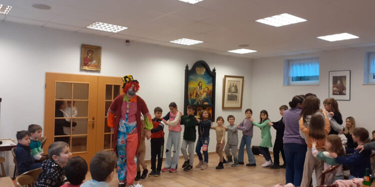 Svi pevali sa klovnovima