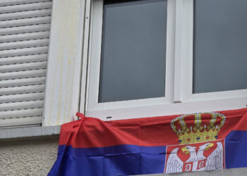 Pod prozorom: „Ubij, ubij Srbina!“